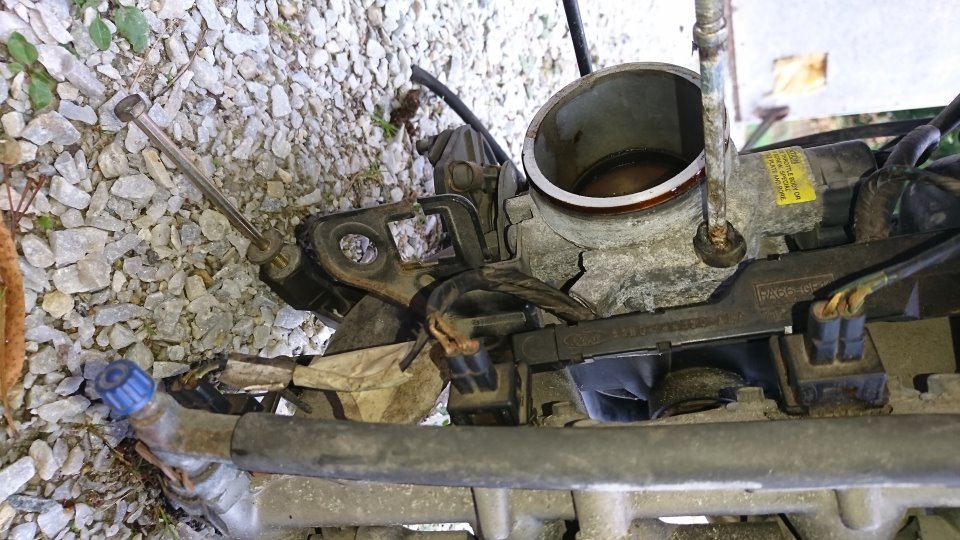 Det gamla motorkablaget, inte bra när man ser kopparn på kablarna